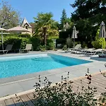 Le Petit Manoir De 펜션 비트락